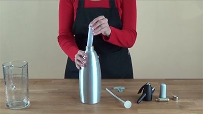 Как готовить коктейли с помощью сифона 3